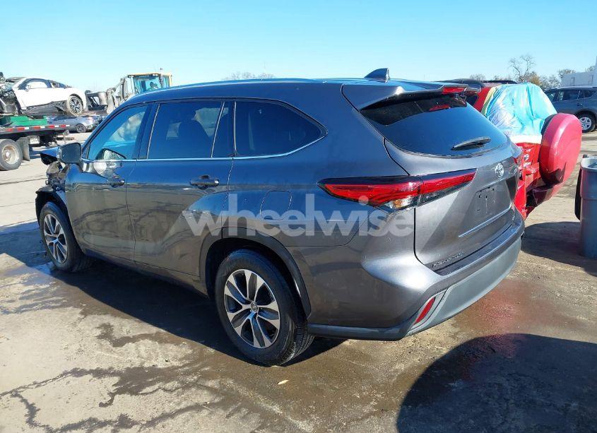 Photo 3 of 2021 Toyota Highlander XLE (VIN 5TDGZRAH1MS533118)