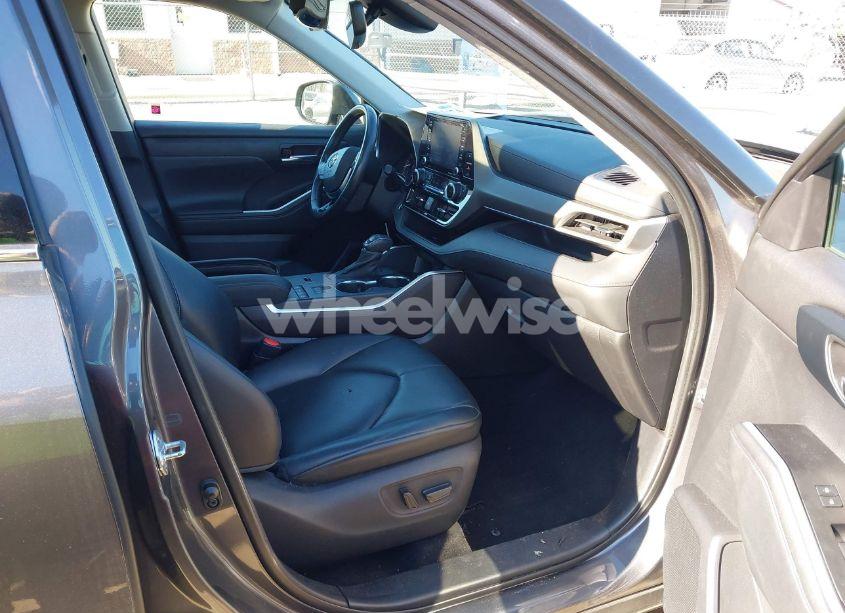 Photo 5 of 2021 Toyota Highlander XLE (VIN 5TDGZRAH1MS533118)