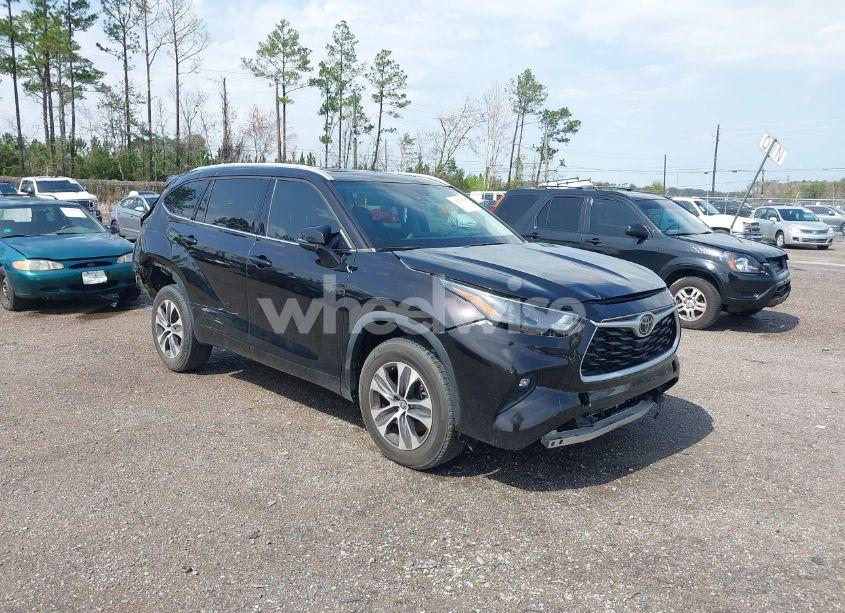 2022 Toyota Highlander XLE (VIN 5TDGZRAH1NS122206) main photo