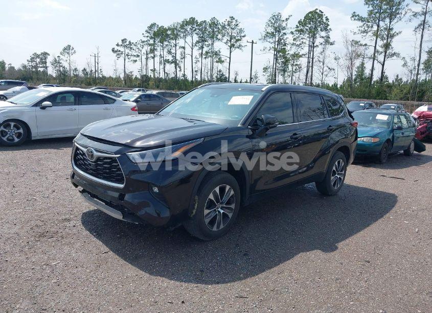 Photo 2 of 2022 Toyota Highlander XLE (VIN 5TDGZRAH1NS122206)