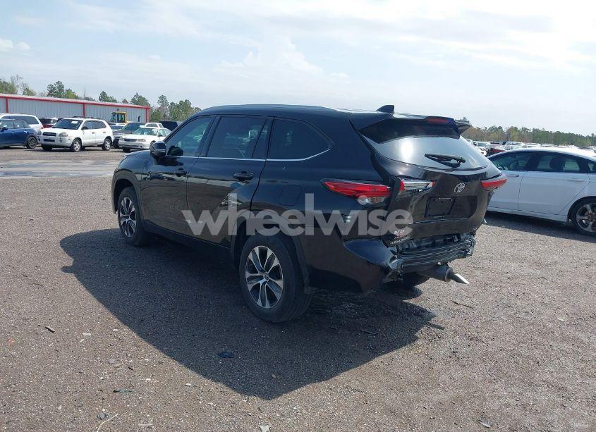 Photo 3 of 2022 Toyota Highlander XLE (VIN 5TDGZRAH1NS122206)