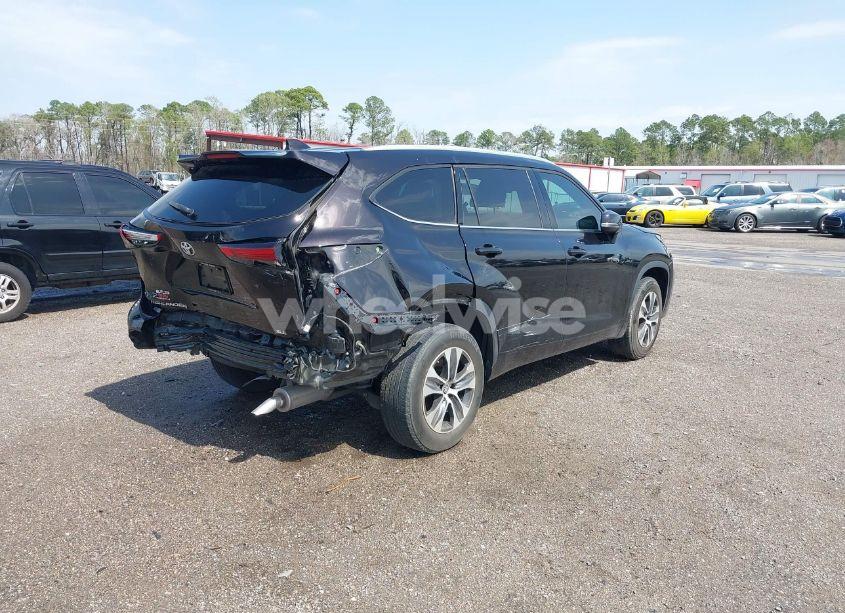 Photo 4 of 2022 Toyota Highlander XLE (VIN 5TDGZRAH1NS122206)