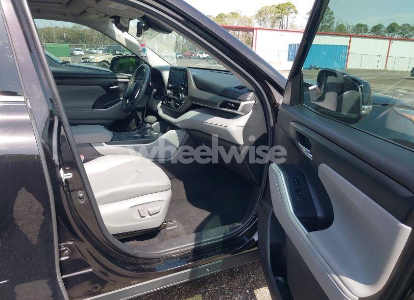 Photo 5 of 2022 Toyota Highlander XLE (VIN 5TDGZRAH1NS122206)