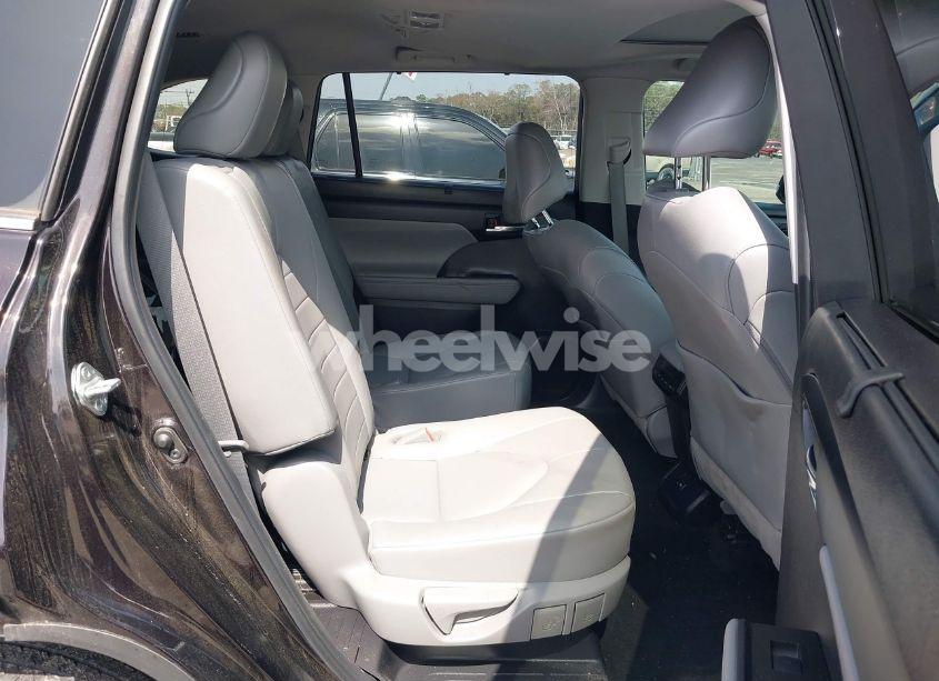 Photo 8 of 2022 Toyota Highlander XLE (VIN 5TDGZRAH1NS122206)