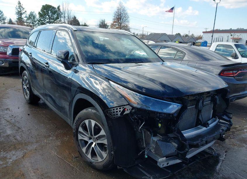 2022 Toyota Highlander XLE (VIN 5TDGZRAH1NS542130) main photo