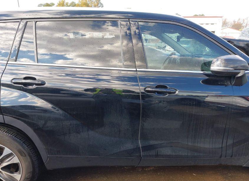 Photo 13 of 2022 Toyota Highlander XLE (VIN 5TDGZRAH1NS542130)