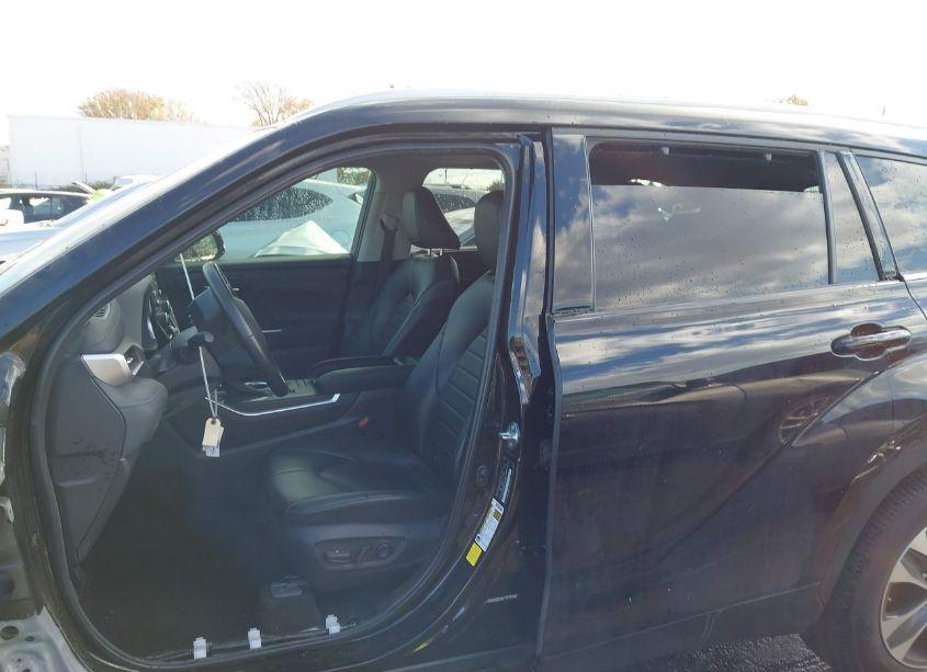 Photo 14 of 2022 Toyota Highlander XLE (VIN 5TDGZRAH1NS542130)