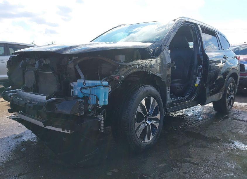 Photo 2 of 2022 Toyota Highlander XLE (VIN 5TDGZRAH1NS542130)