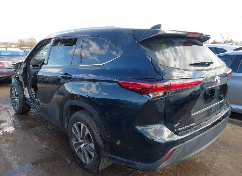 Photo 3 of 2022 Toyota Highlander XLE (VIN 5TDGZRAH1NS542130)