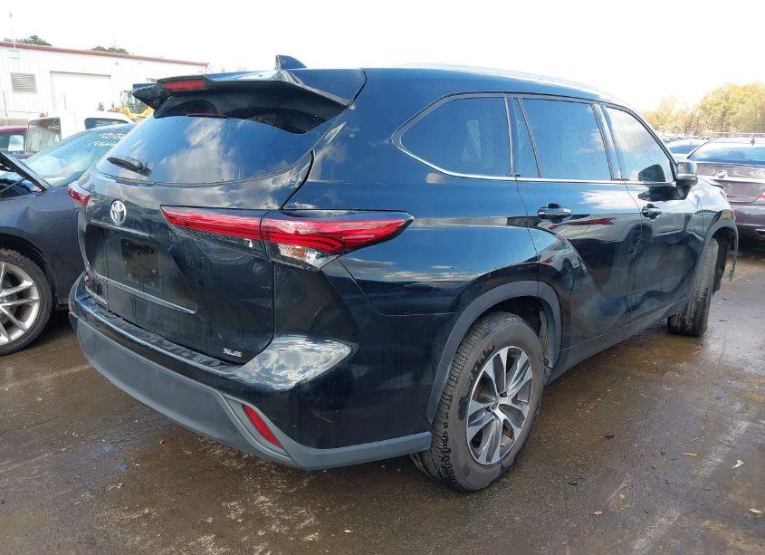 Photo 4 of 2022 Toyota Highlander XLE (VIN 5TDGZRAH1NS542130)
