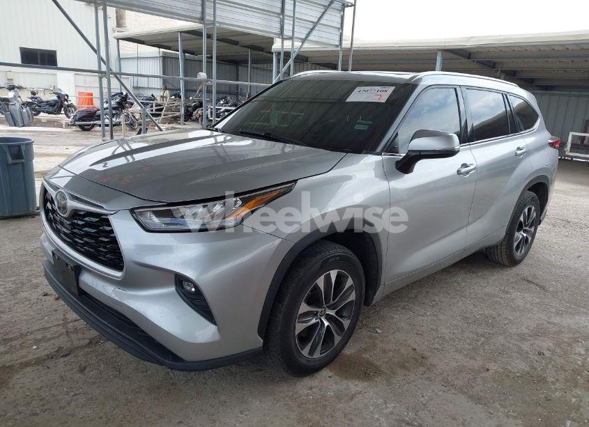 Photo 2 of 2020 Toyota Highlander XLE (VIN 5TDGZRAH2LS009331)