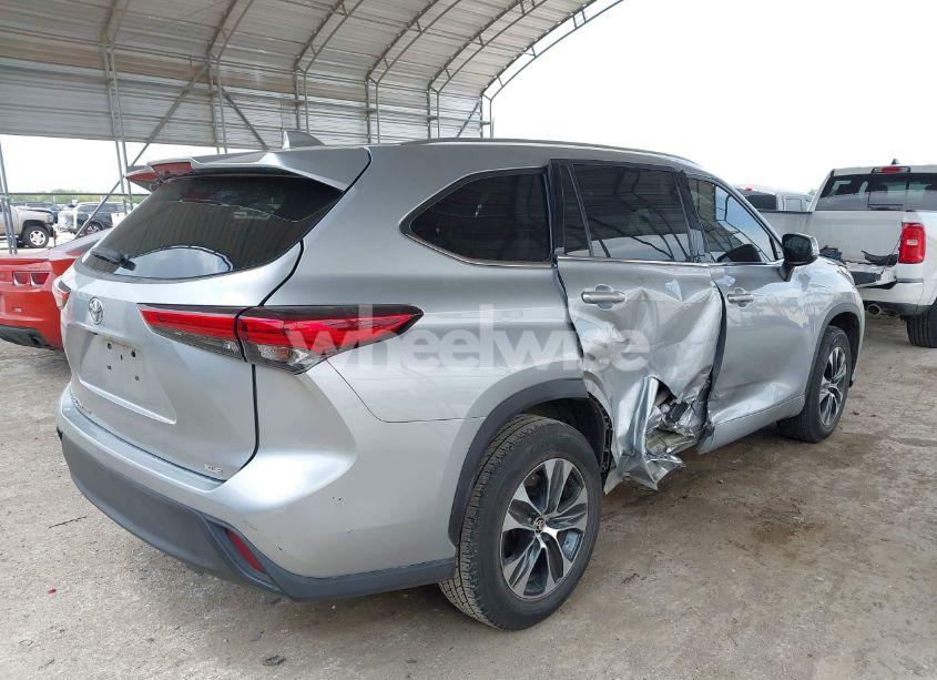 Photo 4 of 2020 Toyota Highlander XLE (VIN 5TDGZRAH2LS009331)