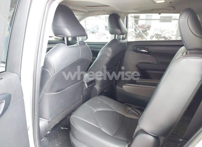 Photo 8 of 2020 Toyota Highlander XLE (VIN 5TDGZRAH2LS009331)