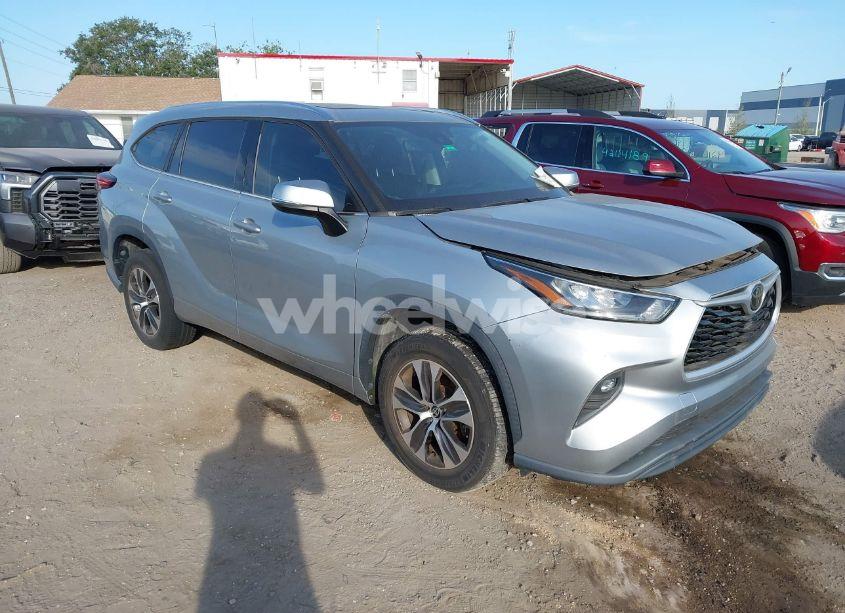 2020 Toyota Highlander XLE (VIN 5TDGZRAH2LS021429) main photo