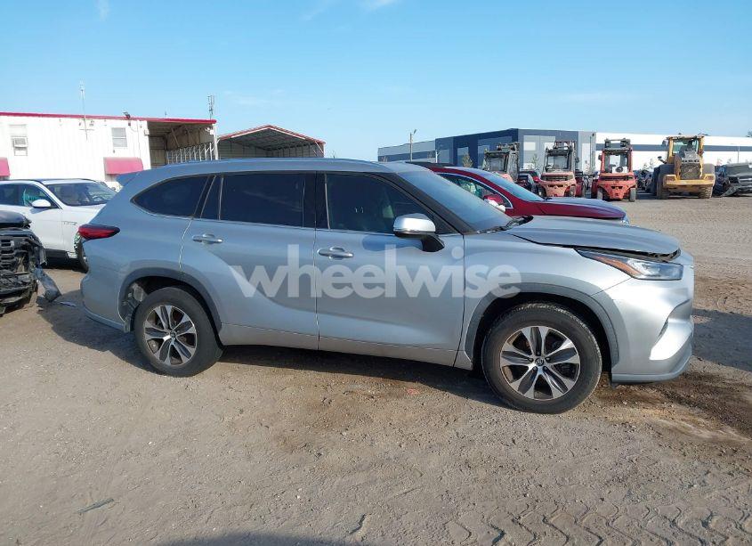 Photo 13 of 2020 Toyota Highlander XLE (VIN 5TDGZRAH2LS021429)