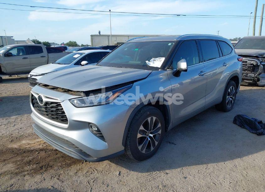 Photo 2 of 2020 Toyota Highlander XLE (VIN 5TDGZRAH2LS021429)