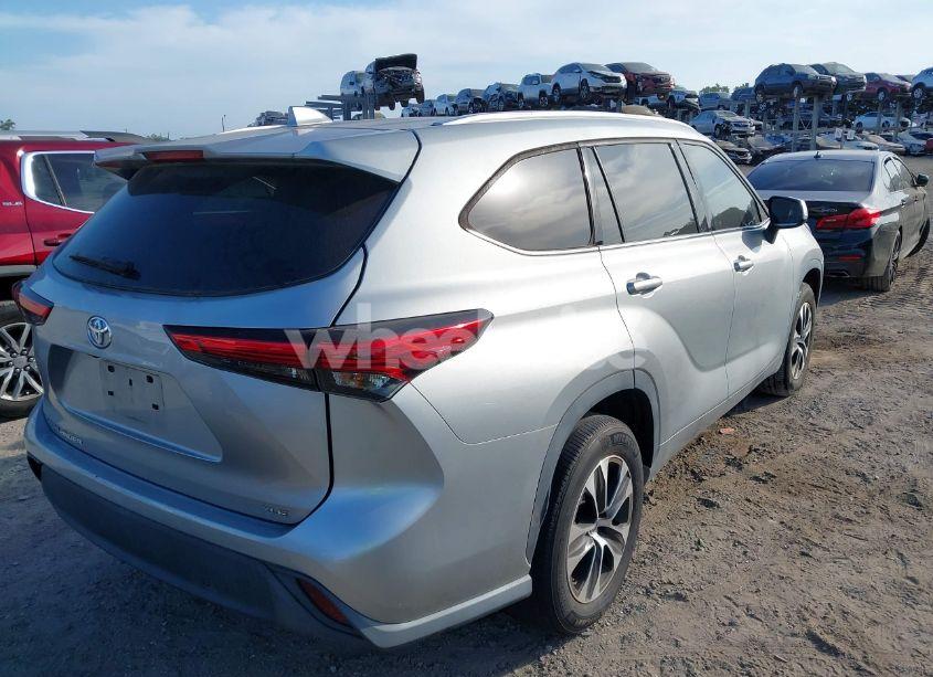 Photo 4 of 2020 Toyota Highlander XLE (VIN 5TDGZRAH2LS021429)