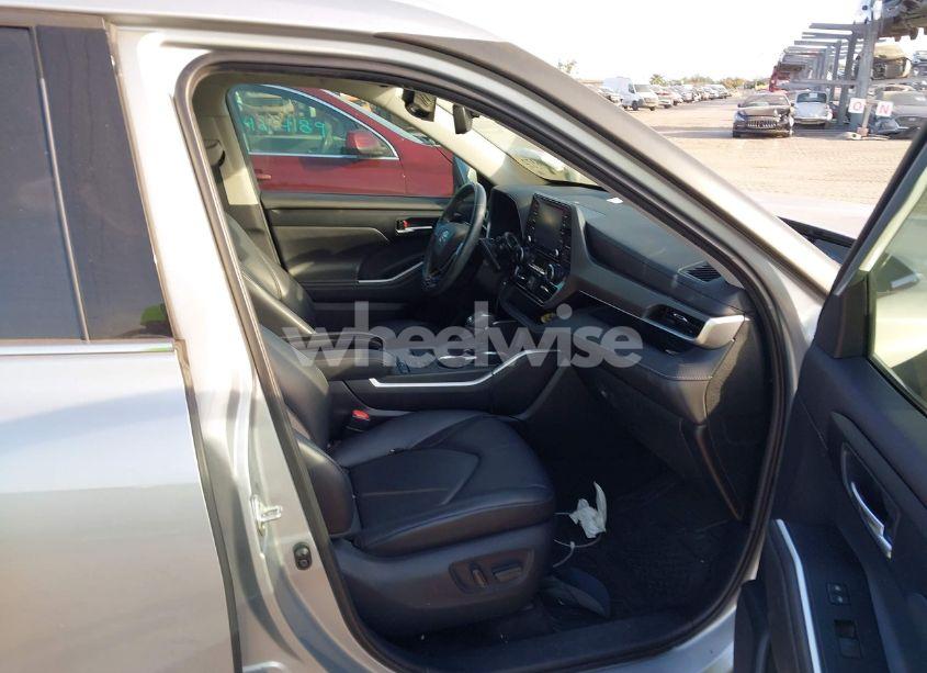 Photo 5 of 2020 Toyota Highlander XLE (VIN 5TDGZRAH2LS021429)