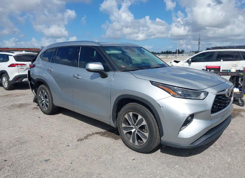 2021 Toyota Highlander XLE (VIN 5TDGZRAH2MS049717) main photo