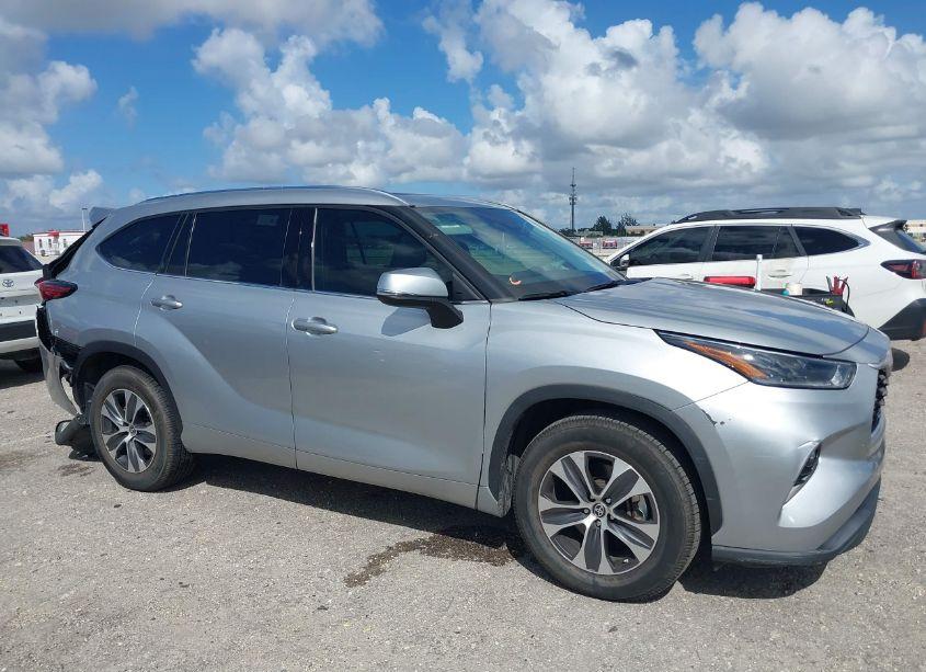 Photo 13 of 2021 Toyota Highlander XLE (VIN 5TDGZRAH2MS049717)