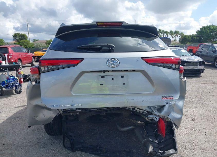 Photo 16 of 2021 Toyota Highlander XLE (VIN 5TDGZRAH2MS049717)