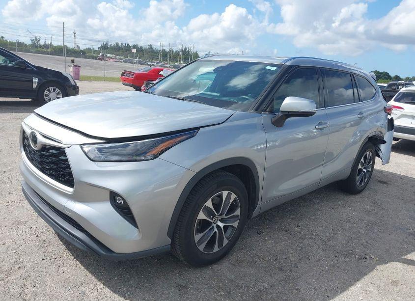 Photo 2 of 2021 Toyota Highlander XLE (VIN 5TDGZRAH2MS049717)