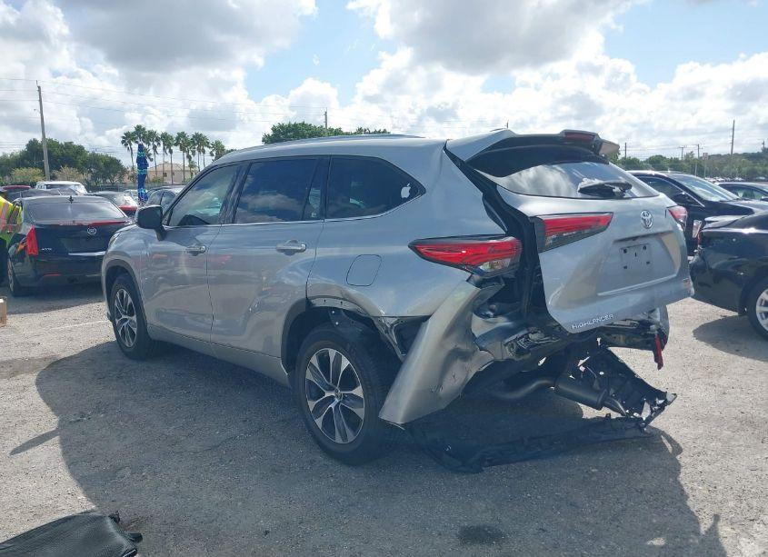 Photo 3 of 2021 Toyota Highlander XLE (VIN 5TDGZRAH2MS049717)