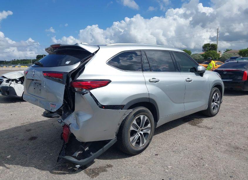 Photo 4 of 2021 Toyota Highlander XLE (VIN 5TDGZRAH2MS049717)