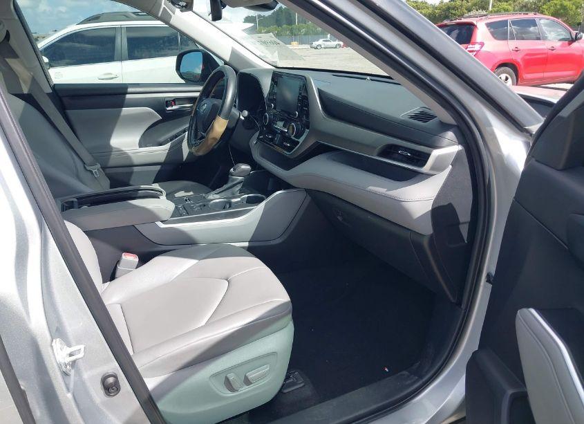 Photo 5 of 2021 Toyota Highlander XLE (VIN 5TDGZRAH2MS049717)