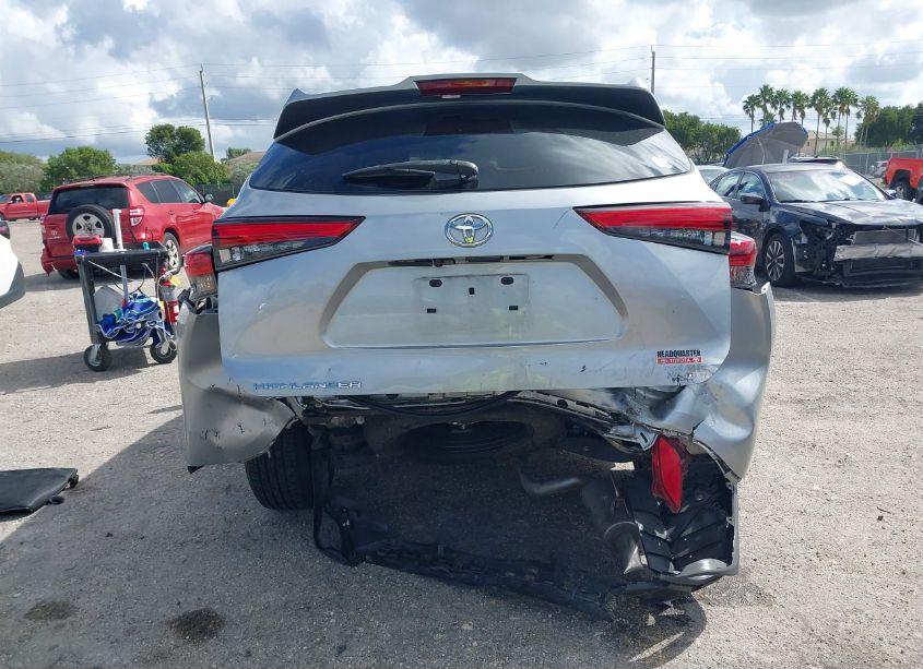 Photo 6 of 2021 Toyota Highlander XLE (VIN 5TDGZRAH2MS049717)