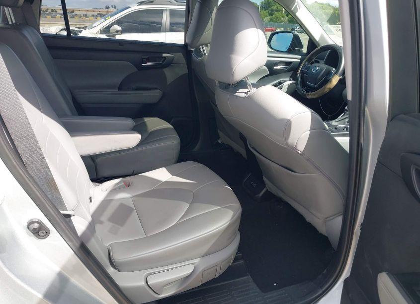 Photo 8 of 2021 Toyota Highlander XLE (VIN 5TDGZRAH2MS049717)