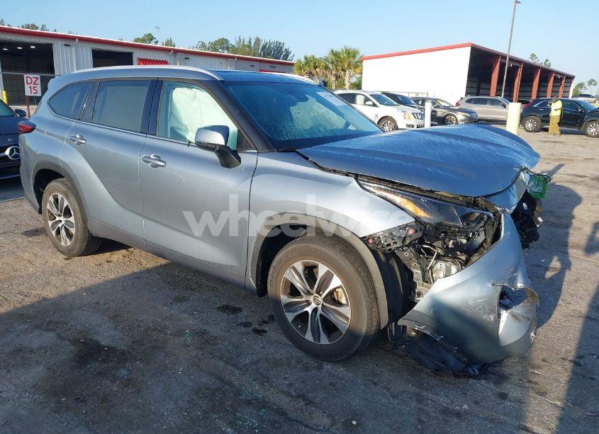 2022 Toyota Highlander XLE (VIN 5TDGZRAH2NS092200) main photo