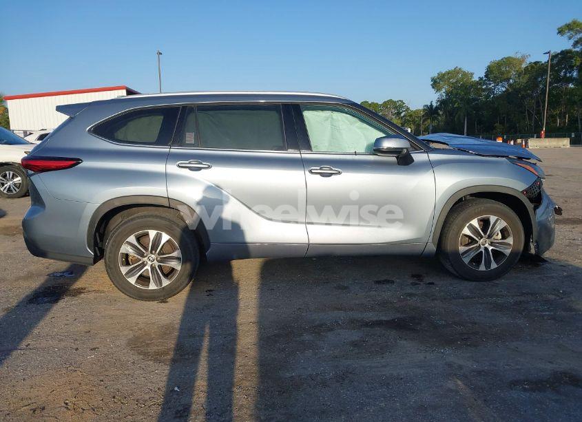 Photo 14 of 2022 Toyota Highlander XLE (VIN 5TDGZRAH2NS092200)