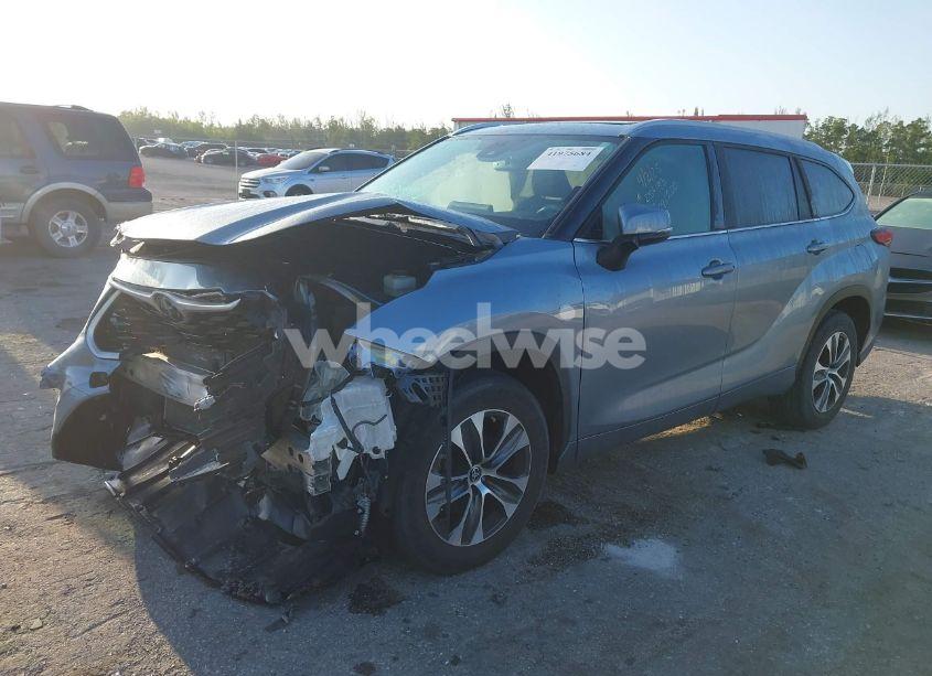 Photo 2 of 2022 Toyota Highlander XLE (VIN 5TDGZRAH2NS092200)