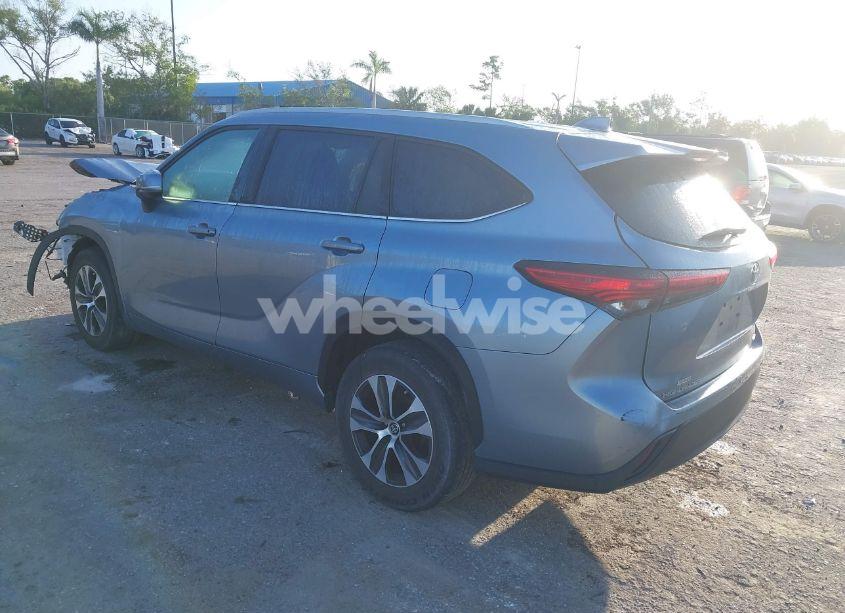 Photo 3 of 2022 Toyota Highlander XLE (VIN 5TDGZRAH2NS092200)