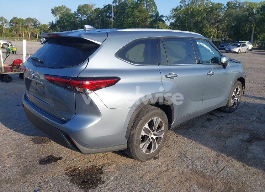 Photo 4 of 2022 Toyota Highlander XLE (VIN 5TDGZRAH2NS092200)