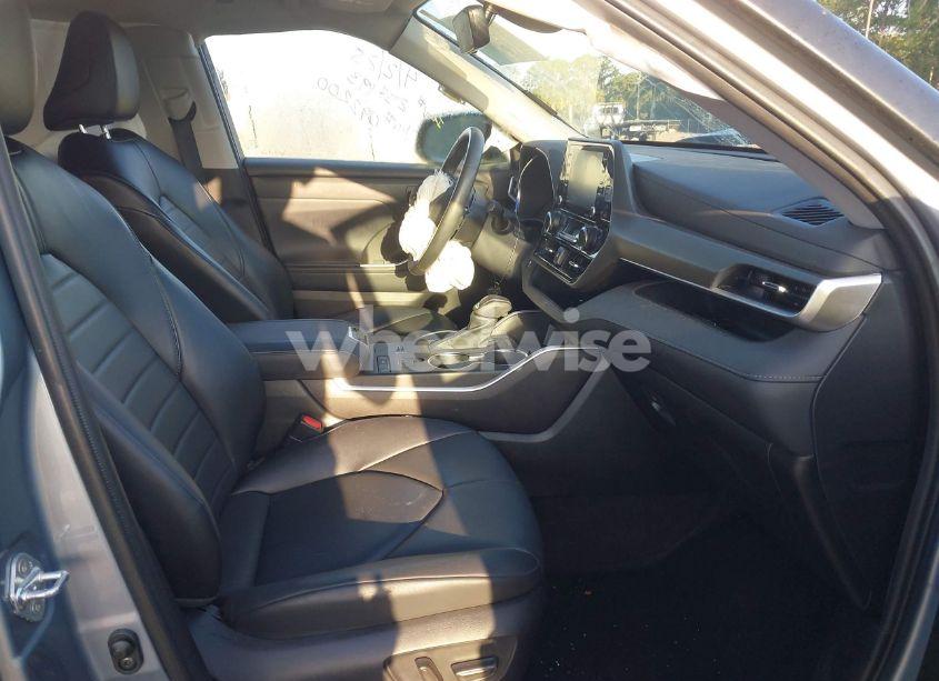 Photo 5 of 2022 Toyota Highlander XLE (VIN 5TDGZRAH2NS092200)