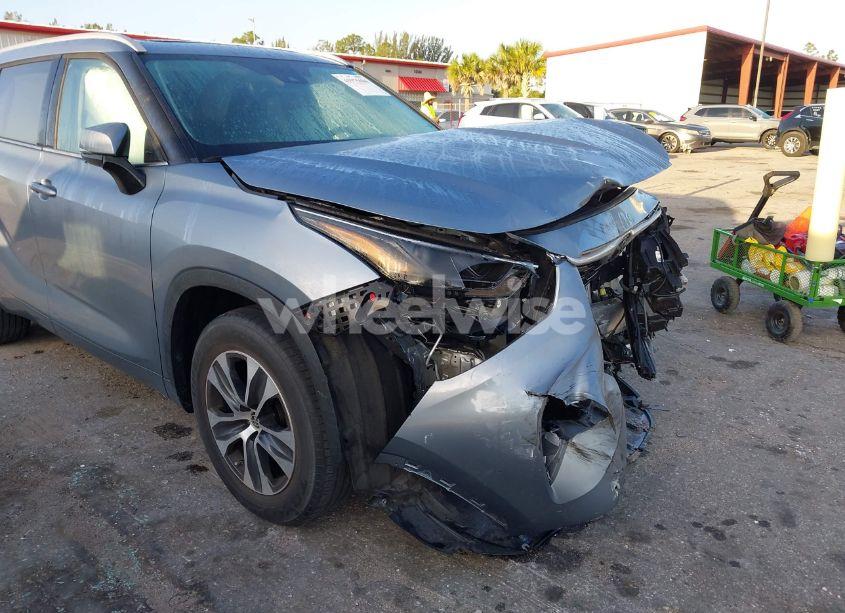 Photo 6 of 2022 Toyota Highlander XLE (VIN 5TDGZRAH2NS092200)