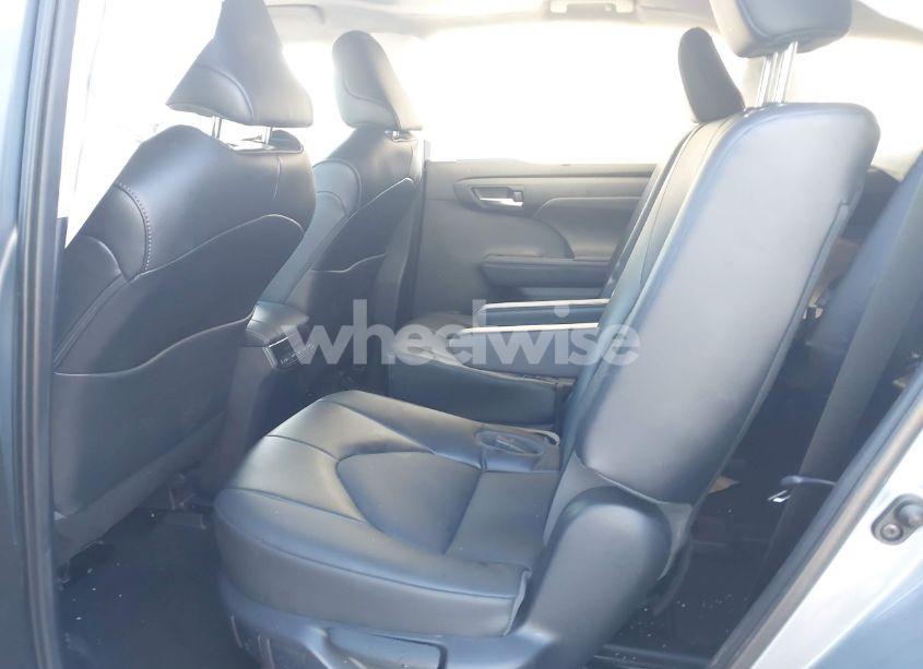 Photo 8 of 2022 Toyota Highlander XLE (VIN 5TDGZRAH2NS092200)