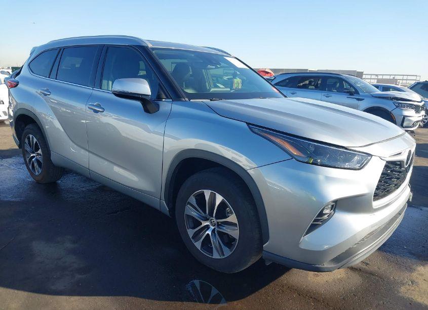 2022 Toyota Highlander XLE (VIN 5TDGZRAH2NS093332) main photo