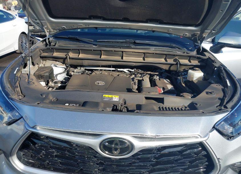 Photo 10 of 2022 Toyota Highlander XLE (VIN 5TDGZRAH2NS093332)