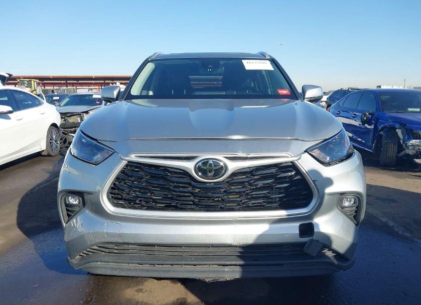 Photo 13 of 2022 Toyota Highlander XLE (VIN 5TDGZRAH2NS093332)