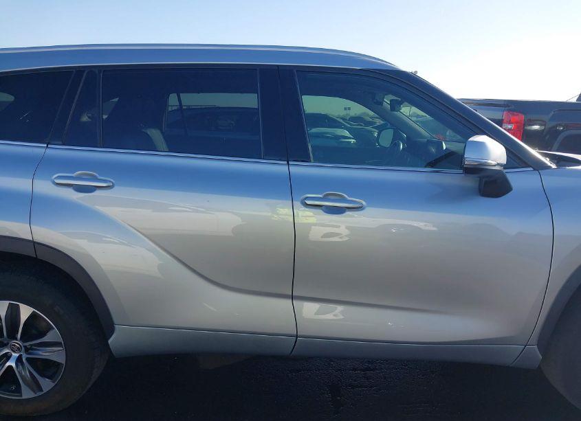 Photo 14 of 2022 Toyota Highlander XLE (VIN 5TDGZRAH2NS093332)