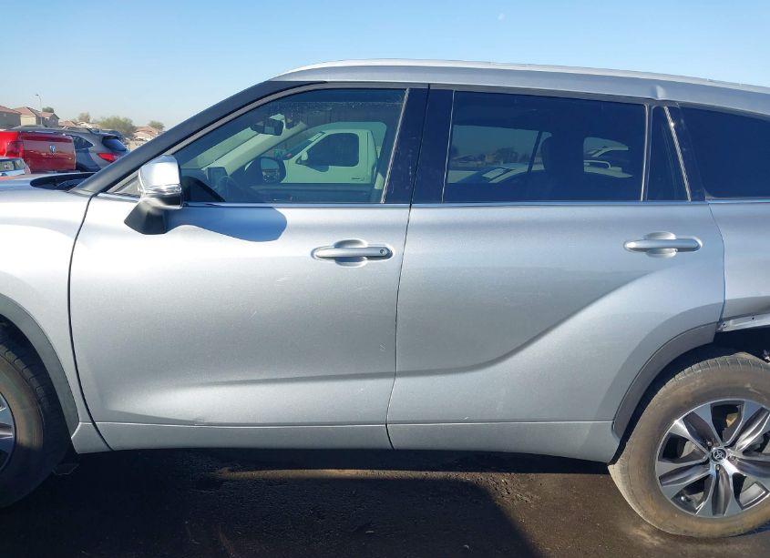 Photo 15 of 2022 Toyota Highlander XLE (VIN 5TDGZRAH2NS093332)