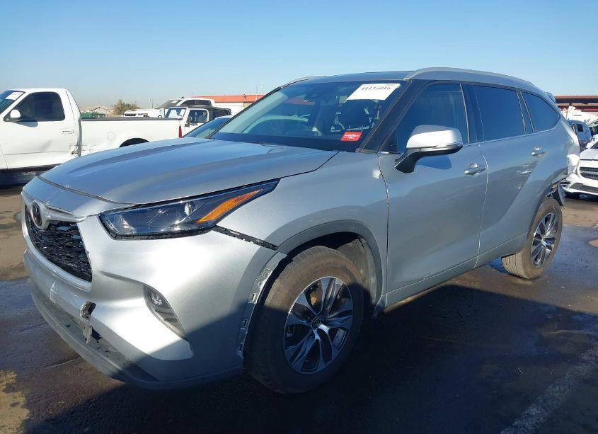 Photo 2 of 2022 Toyota Highlander XLE (VIN 5TDGZRAH2NS093332)