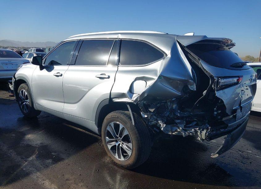 Photo 3 of 2022 Toyota Highlander XLE (VIN 5TDGZRAH2NS093332)