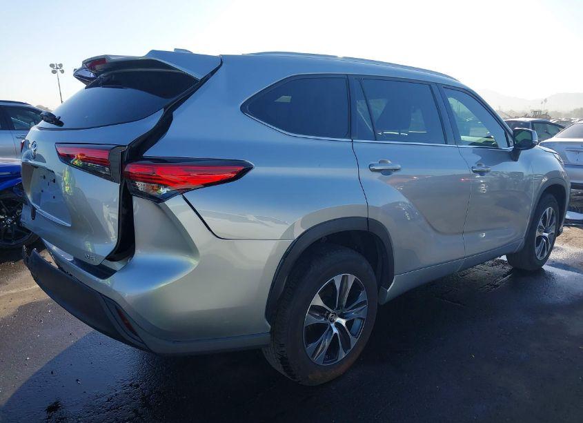 Photo 4 of 2022 Toyota Highlander XLE (VIN 5TDGZRAH2NS093332)