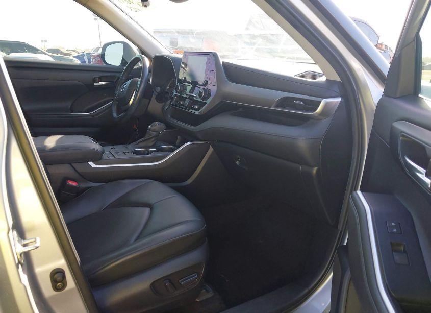 Photo 5 of 2022 Toyota Highlander XLE (VIN 5TDGZRAH2NS093332)