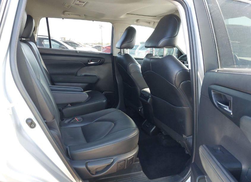 Photo 8 of 2022 Toyota Highlander XLE (VIN 5TDGZRAH2NS093332)