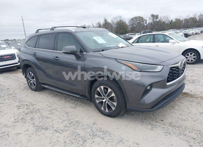 2022 Toyota Highlander XLE (VIN 5TDGZRAH2NS550219) main photo